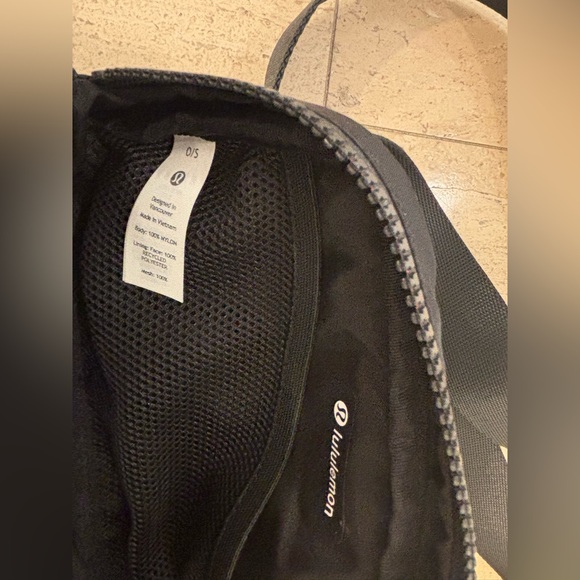 Lululemon Everywhere Belt Bag, Black, Crossbody Belt Bag - Picture 4 of 4